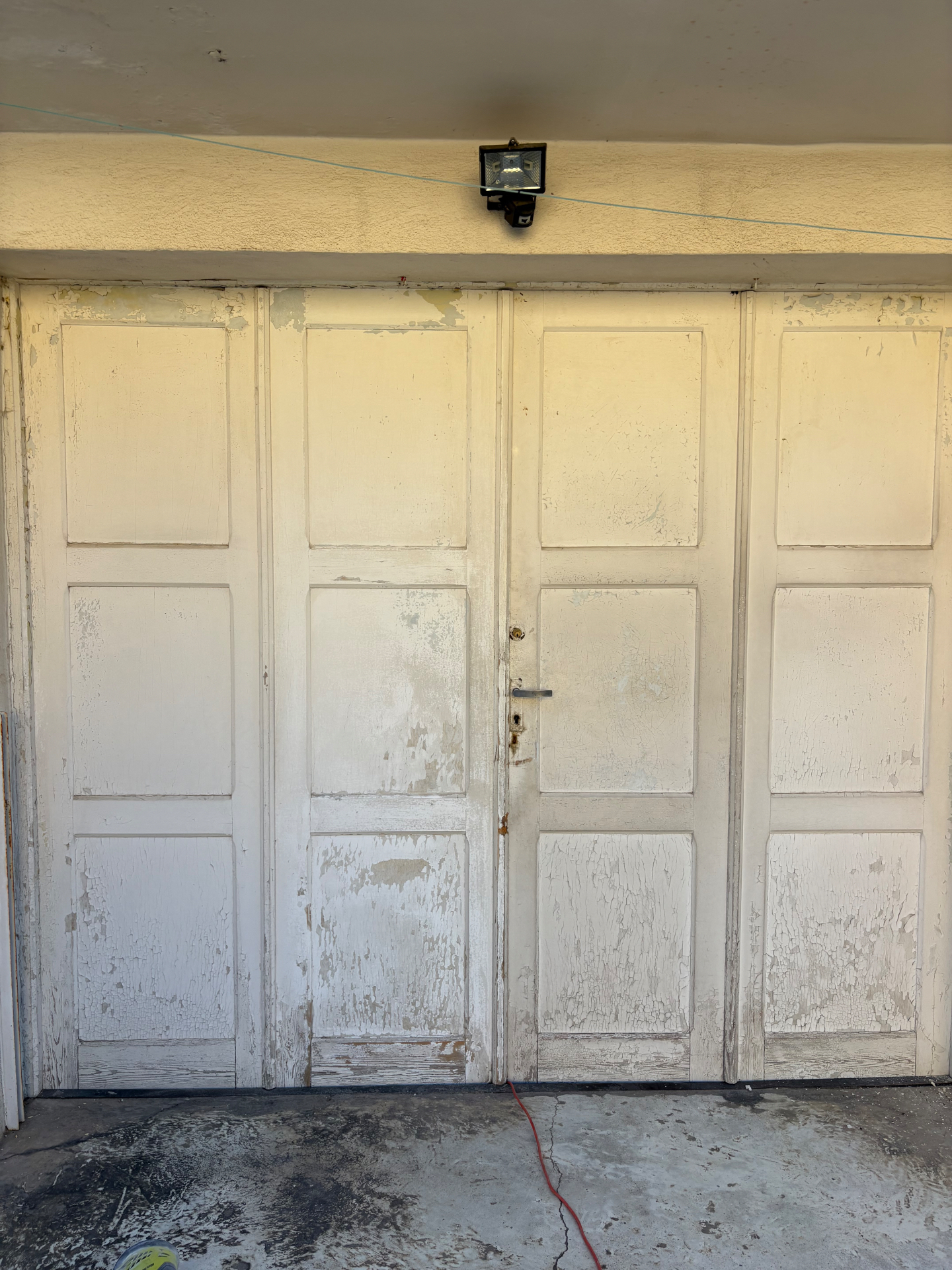 Porte de garage avec peinture écaillée et vieillie avant rafraîchissement